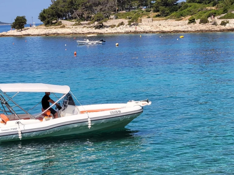 Louer Semi-rigide avec ou sans skipper Marlin Boat à Hvar