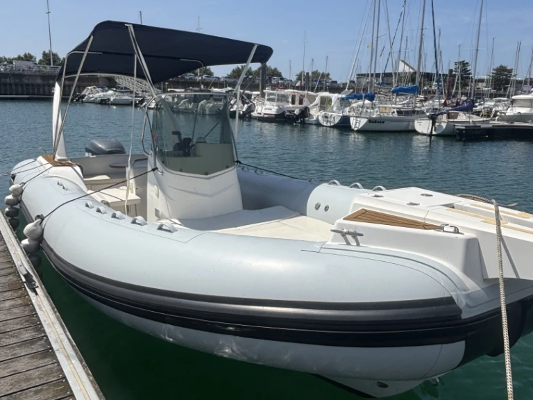 Bateau à moteur à louer à La Rochelle au meilleur prix
