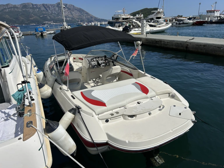 Bateau à moteur à louer à Budva au meilleur prix