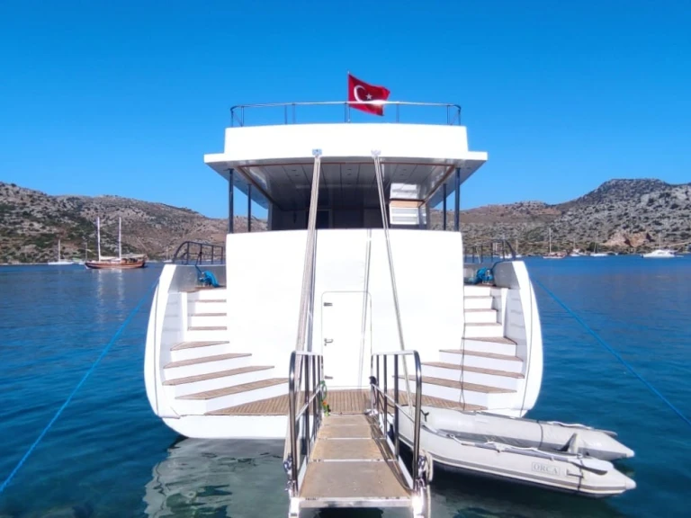 Location Bateau à moteur Custom Made avec permis