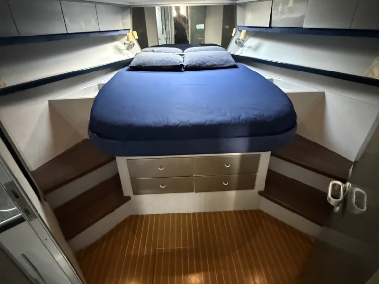 Louer Bateau à moteur avec ou sans skipper Ferretti à Golfo Aranci Port