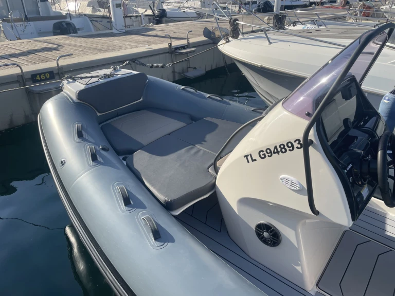 Semi-rigide à louer à Port de Bormes-les-Mimosas au meilleur prix