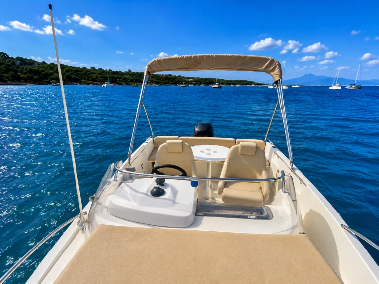 Bateau à moteur à louer à Mandelieu-la-Napoule au meilleur prix
