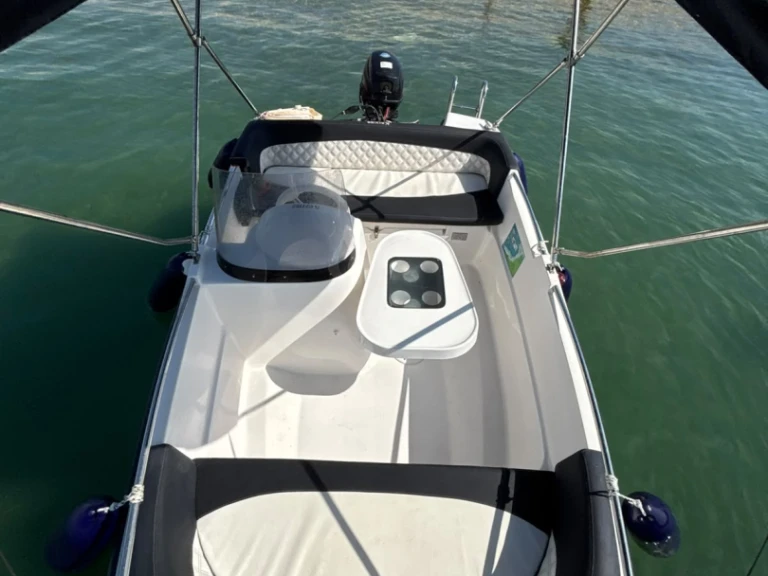 Location Bateau à moteur à Marseille - kruger laser