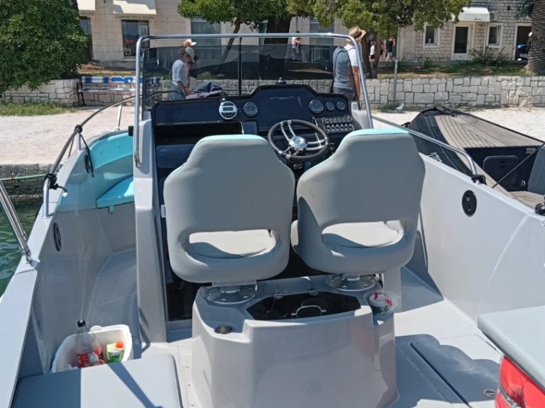 Louer Bateau à moteur avec ou sans skipper Jeanneau à Split