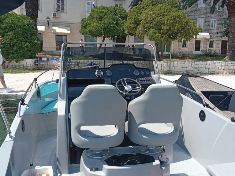 Location bateau Jeanneau Cap Camarat 7.5 CC Style à Split sur Samboat