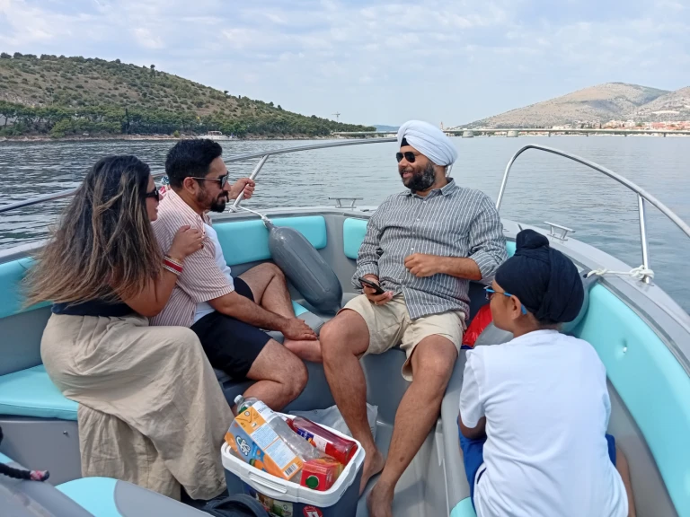 Louer Bateau à moteur avec ou sans skipper Jeanneau à Split