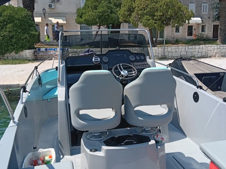 Location Bateau à moteur à Split - Jeanneau Cap Camarat 7.5 CC Style