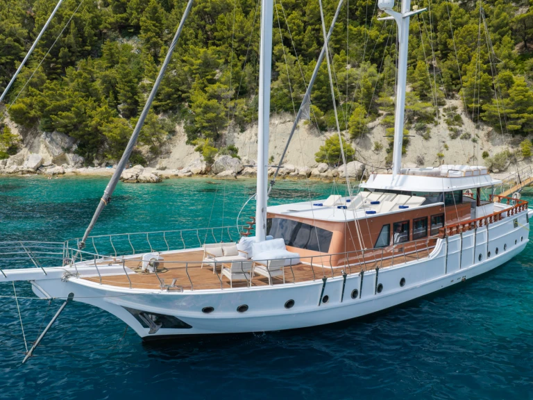 Louez un Custom Made Phoenix Bronze à Kaštel Stari