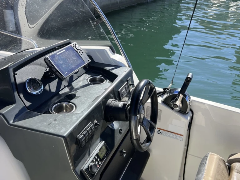 Quicksilver Activ 675 Sundeck a louer à Marseille