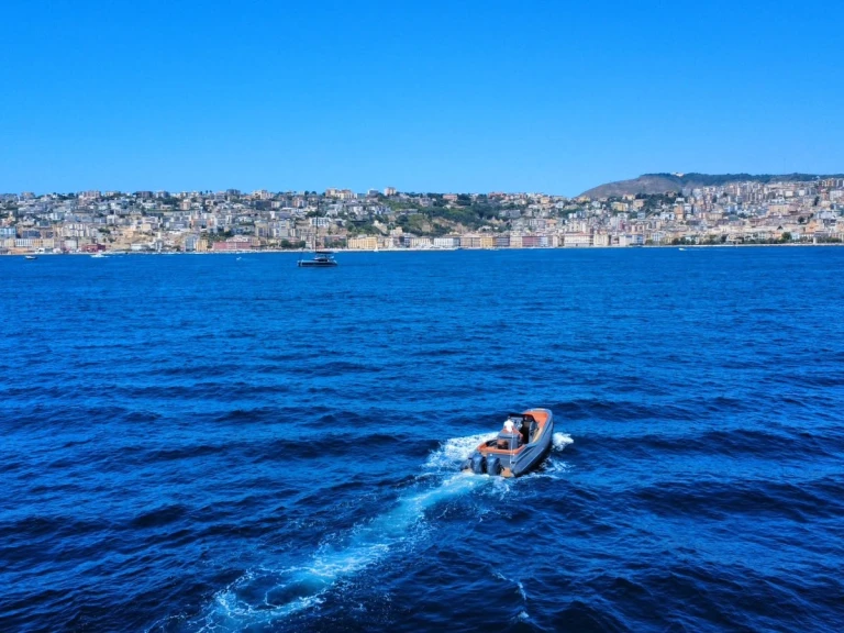 Semi-rigide à louer à Naples au meilleur prix