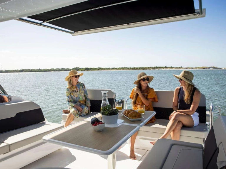 Location Yacht à Port Fréjus - Aquila Selesticat