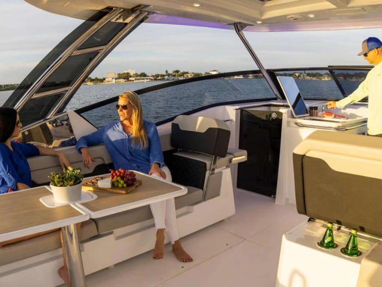 Location bateau Aquila Selesticat à Port Fréjus sur Samboat