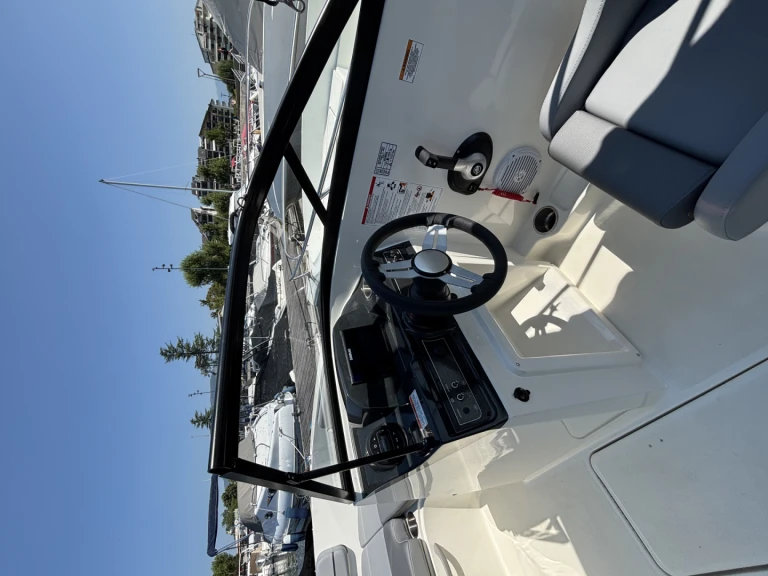 Louer Bateau à moteur avec ou sans skipper Bayliner à Aix-les-Bains