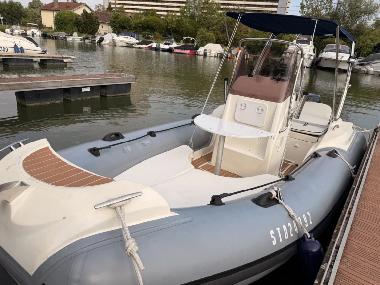 Louer Semi-rigide avec ou sans skipper Nuova Jolly à Metz