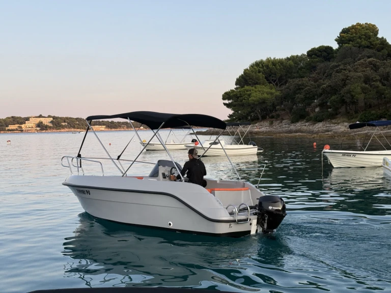 Louer Bateau à moteur avec ou sans skipper sport-mare à Pula