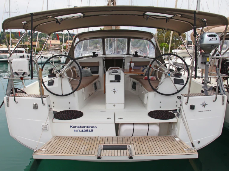 Location bateau Jeanneau Sun Odyssey 410 à Piso Livadi sur Samboat