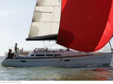 Jeanneau Sun Odyssey 42i między profesjonalistami a osobami prywatnymi w Lávrio