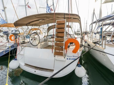 Charter a Jeanneau Sun Odyssey 519 in Neo Klima on Samboat