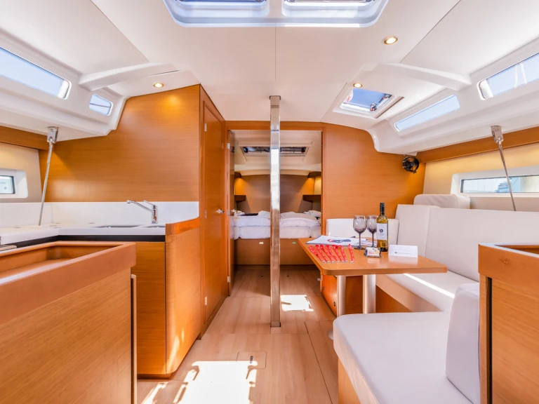 Location bateau Jeanneau Sun Odyssey 440 à Lávrio sur Samboat