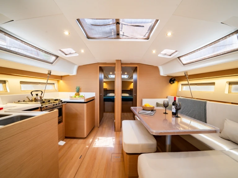 Location bateau Lávrio pas cher Sun Odyssey 490