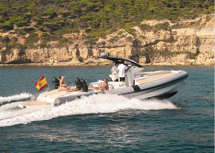 Louer Semi-rigide avec ou sans skipper Pirelli à Puerto De Barbate