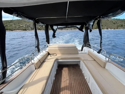 Louez un Sea Thunder 9 Bakan à Hvar