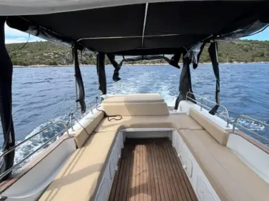 Louez un Sea Thunder 9 Bakan à Hvar