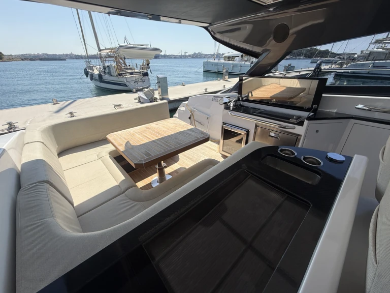 Louer Bateau à moteur avec ou sans skipper Focus à Pula