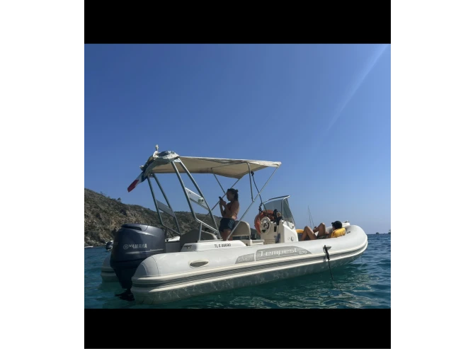 Louer Semi-rigide avec ou sans skipper Capelli à Cavalaire-sur-Mer