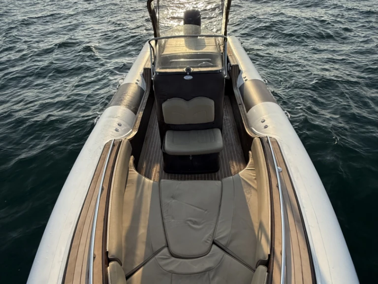 Location Semi-rigide Wimbi Boats avec permis