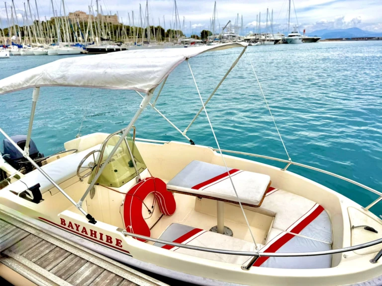 Bateau à moteur à louer à Antibes au meilleur prix