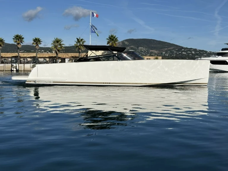 Location Bateau à moteur VanDutch avec permis