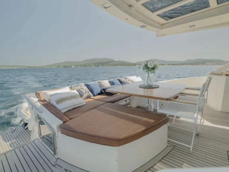 Location à Port des Marines de Cogolin - Princess Princess V70 sur SamBoat
