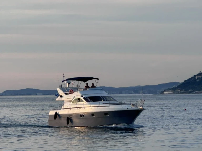 Location Bateau à moteur Ferretti avec permis