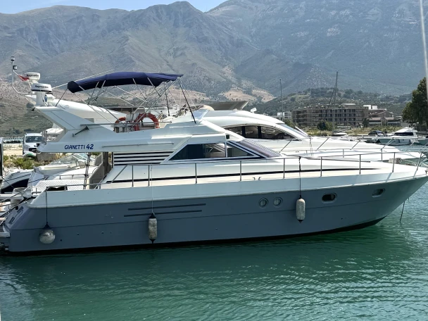 Bateau à moteur à louer à Rrethi i Vlorës au meilleur prix