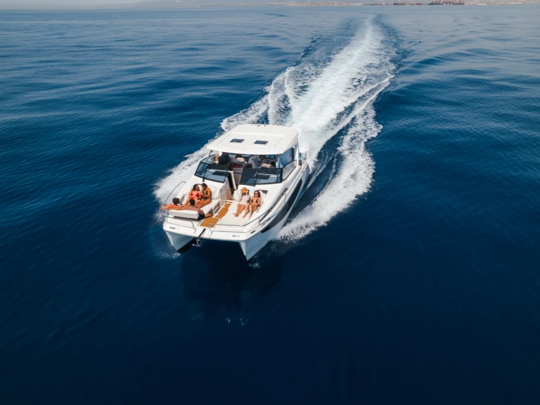 Louer Bateau à moteur avec ou sans skipper Aquila à Barcelone