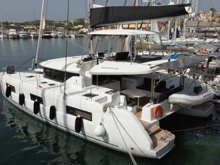 Catamaran à louer à Lávrio au meilleur prix