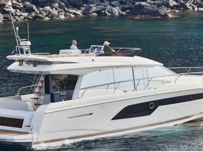 Location bateau Jeanneau Prestige 52 anno 2023 à Salerne sur Samboat