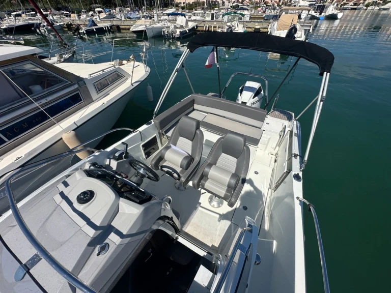 Location à Cogolin - Jeanneau Cap Camarat 7.5 WA Serie 2 sur SamBoat
