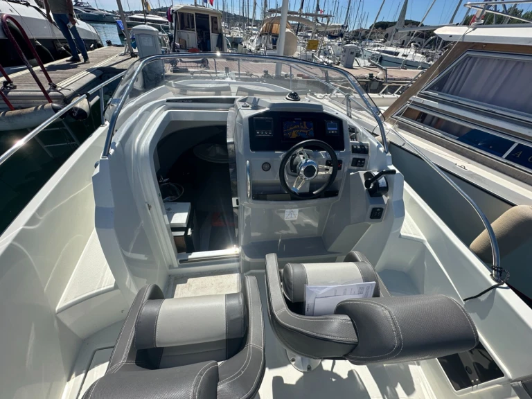 Location bateau Cogolin pas cher Cap Camarat 7.5 WA Serie 2