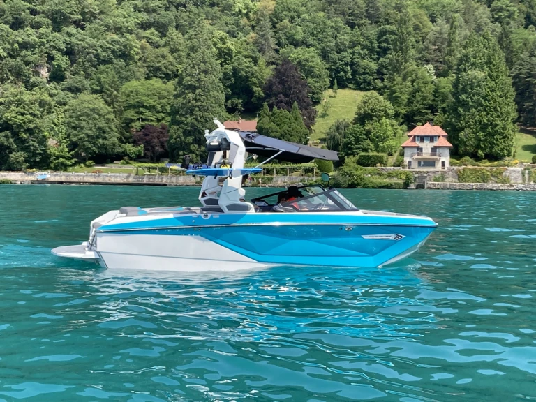 Location Bateau à moteur à Annecy - Nautique Correct Craft g21