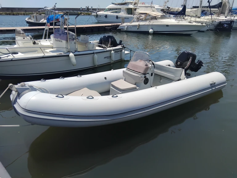 Louer Semi-rigide avec ou sans skipper Joker Boat à Cagliari