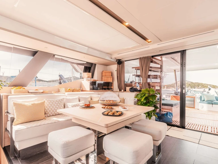 Fountaine Pajot The Blue Dream a louer à Naples