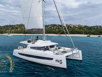 Bareboat Rental Luxury Yacht Bali with a boat licence