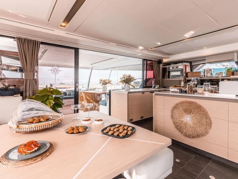 Fountaine Pajot The Blue Dream a louer à Naples
