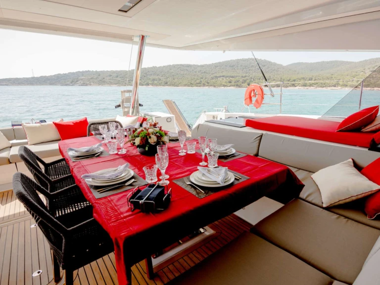 Fountaine Pajot ASTORIA a louer à Athènes