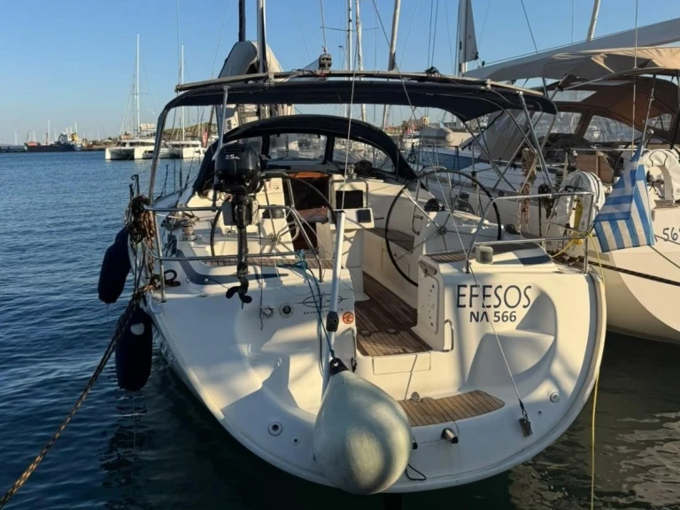 Louez un Bavaria Bavaria 42 Cruiser à Lávrio