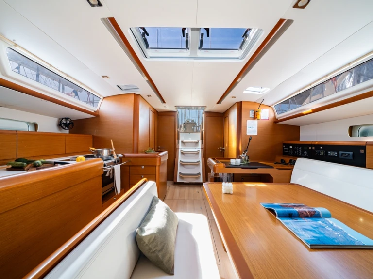Location bateau Jeanneau Sun Odyssey 519 à Piso Livadi sur Samboat