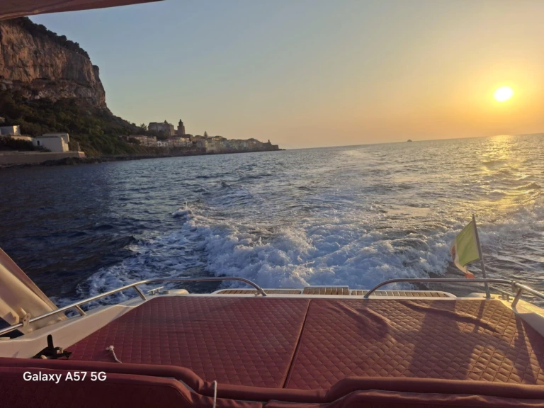 Louer Bateau à moteur avec ou sans skipper Cranchi à Cefalù